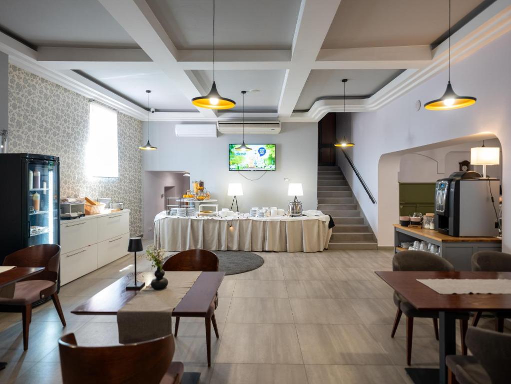 TV a/nebo společenská místnost v ubytování Hotel Admiral Vinkovci