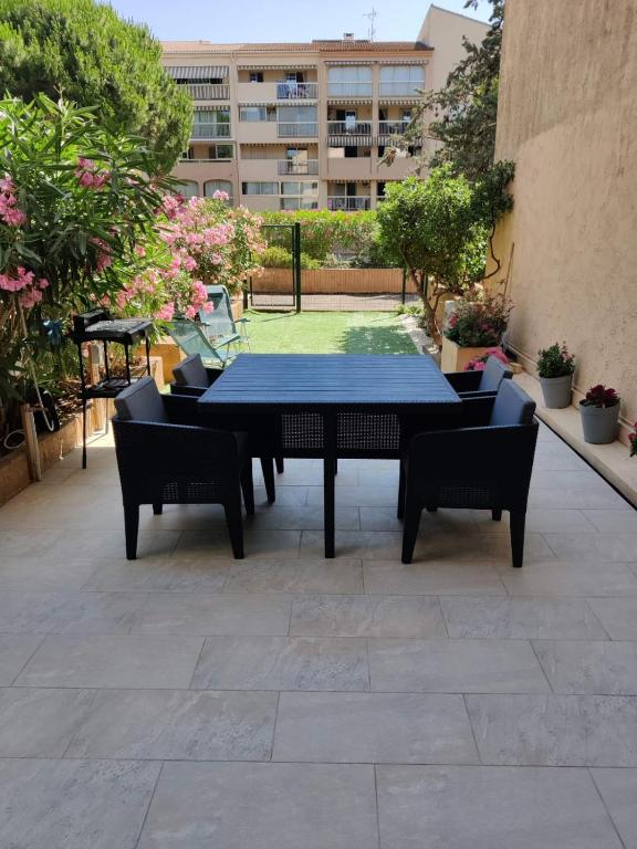une table et des chaises bleues sur une terrasse dans l'établissement Appartement à Sainte-Maxime, à Sainte-Maxime