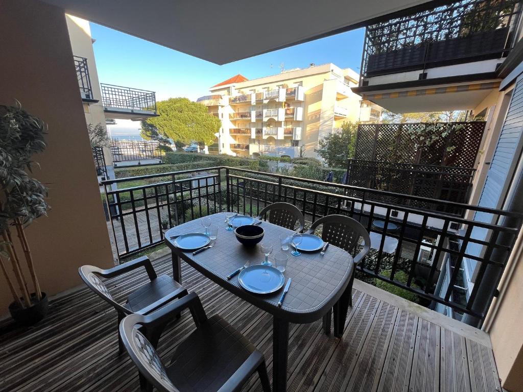 une table et des chaises sur un balcon avec vue dans l'établissement Charmant T3 à Arcachon avec terrasse et parking sécurisé - FR-1-374-233, à Arcachon