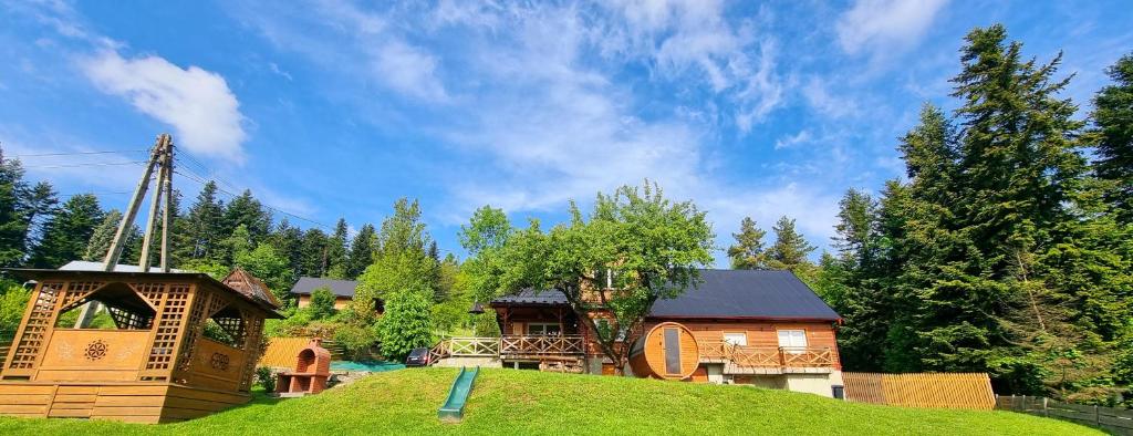 Vonkajšia záhrada v ubytovaní Schronienie Orłów Domek Zawoja