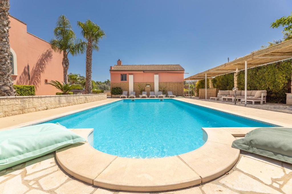 une piscine dans une villa avec une maison dans l'établissement Villa Covile, à Casarano