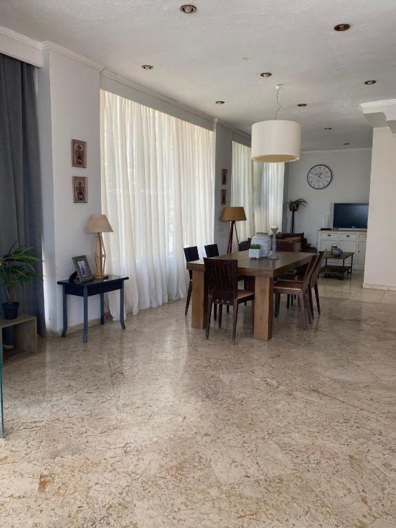 Kuchyňa alebo kuchynka v ubytovaní Messini Hotel