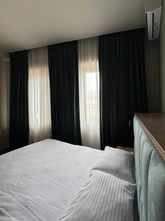 Postel nebo postele na pokoji v ubytování Central Hotel Kutaisi