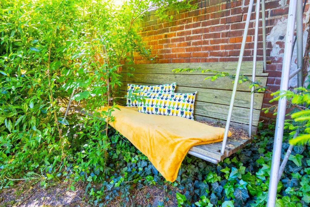 a porch swing with a blanket on it at BetterBeds BRB - Apartment - Zentral - Smart TV - Küche - WLAN in Brandenburg an der Havel