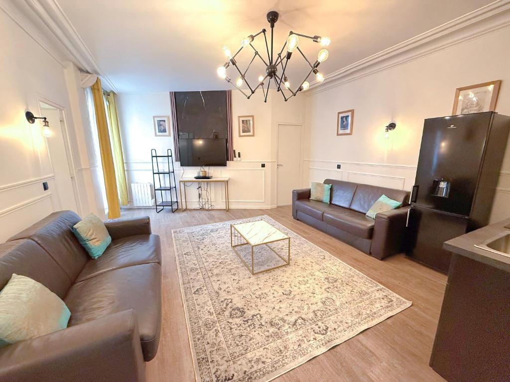 un salon avec un canapé et une table dans l'établissement Urban Flat 107 - Sublime 4 Bedroom Opera Paris, à Paris