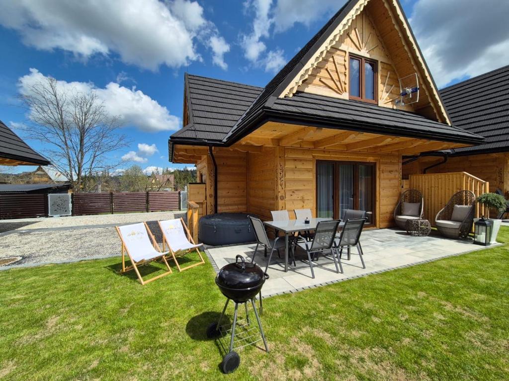 a house with a grill in the yard at Osada Bajka in Murzasichle