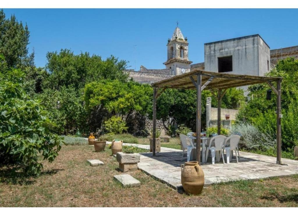 cenador con sillas y mesa en el jardín en Le Dimore di Hanqorias, en Muro Leccese