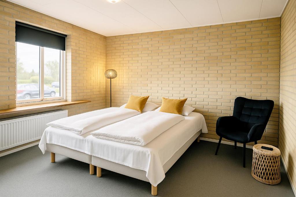Postel nebo postele na pokoji v ubytování Hotel Svanegården