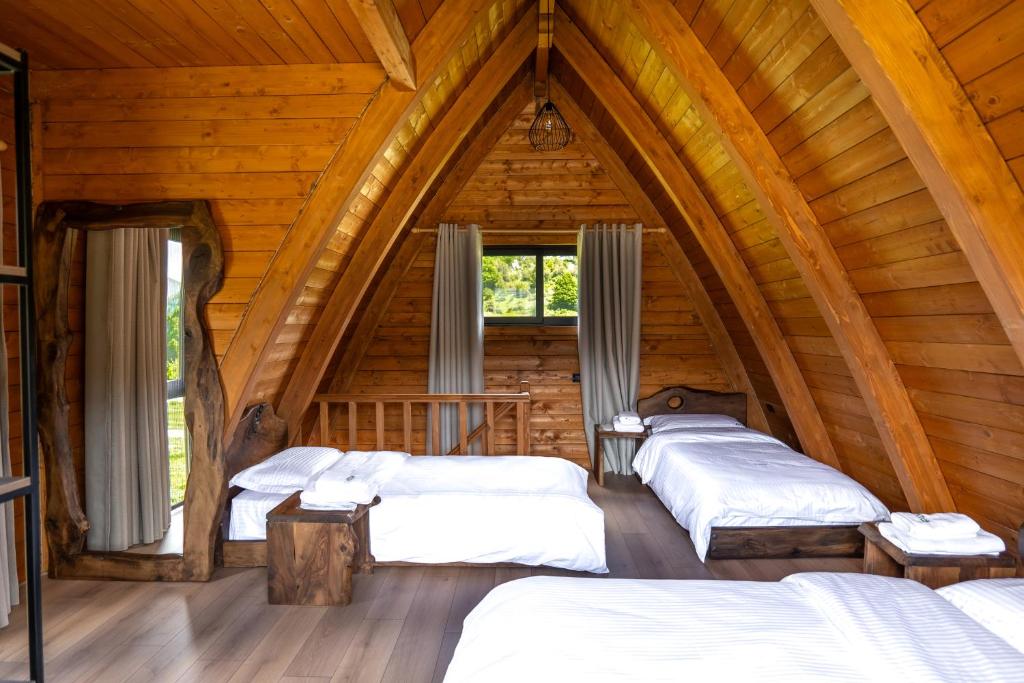 Postel nebo postele na pokoji v ubytování Altus Highland Lodges