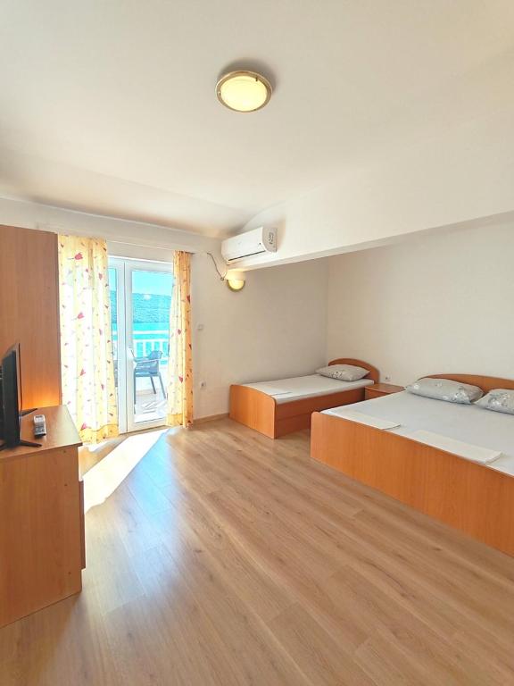 Postel nebo postele na pokoji v ubytování Apartments Mediterano