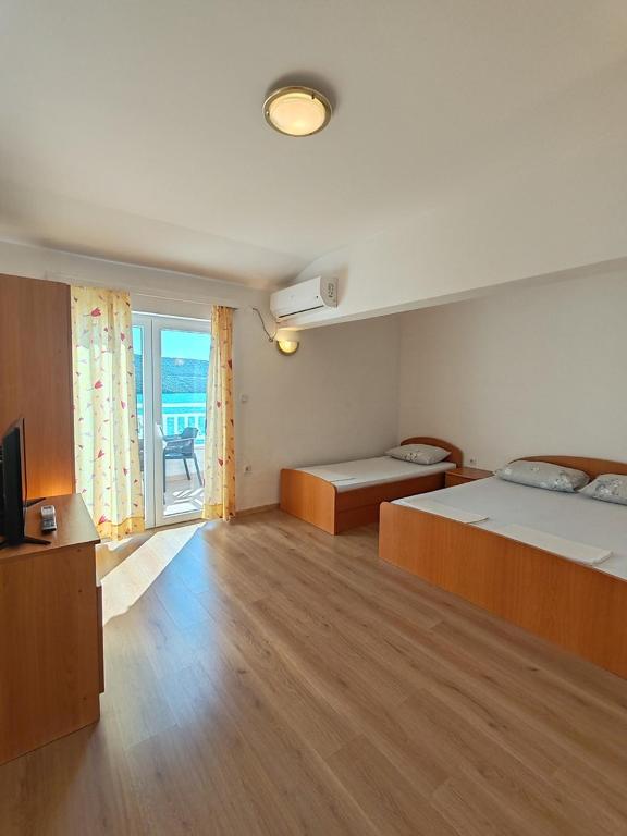 Postel nebo postele na pokoji v ubytování Apartments Mediterano