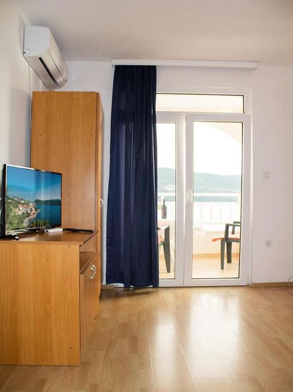 TV a/nebo společenská místnost v ubytování Apartments Mediterano