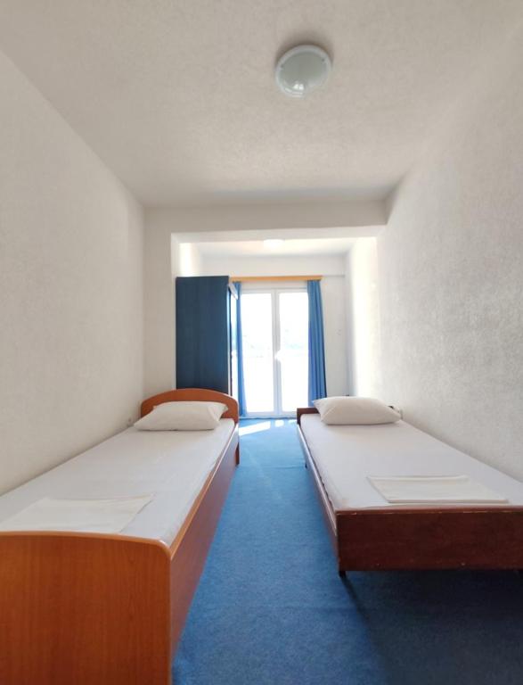 Postel nebo postele na pokoji v ubytování Apartments Mediterano