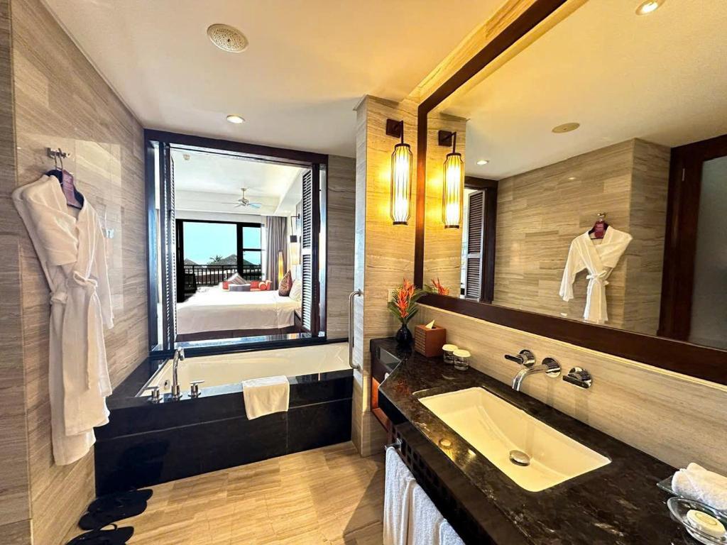 Premier Twin Room with Balcony and Garden View