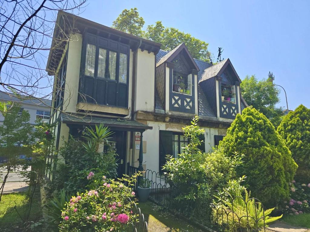 een huis met een balkon erbovenop bij La Casa de la Brujita with AC License ESS02999 in San Sebastian