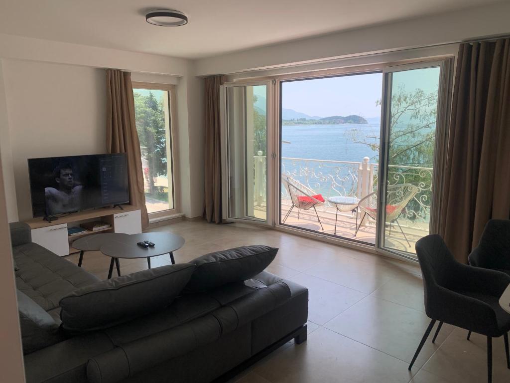 Μια τηλεόραση ή/και κέντρο ψυχαγωγίας στο President Apartment Premium Lakeview