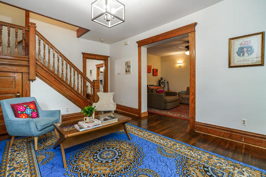 Posezení v ubytování Sparkling 3BR Remodeled Walk to Campus Short North