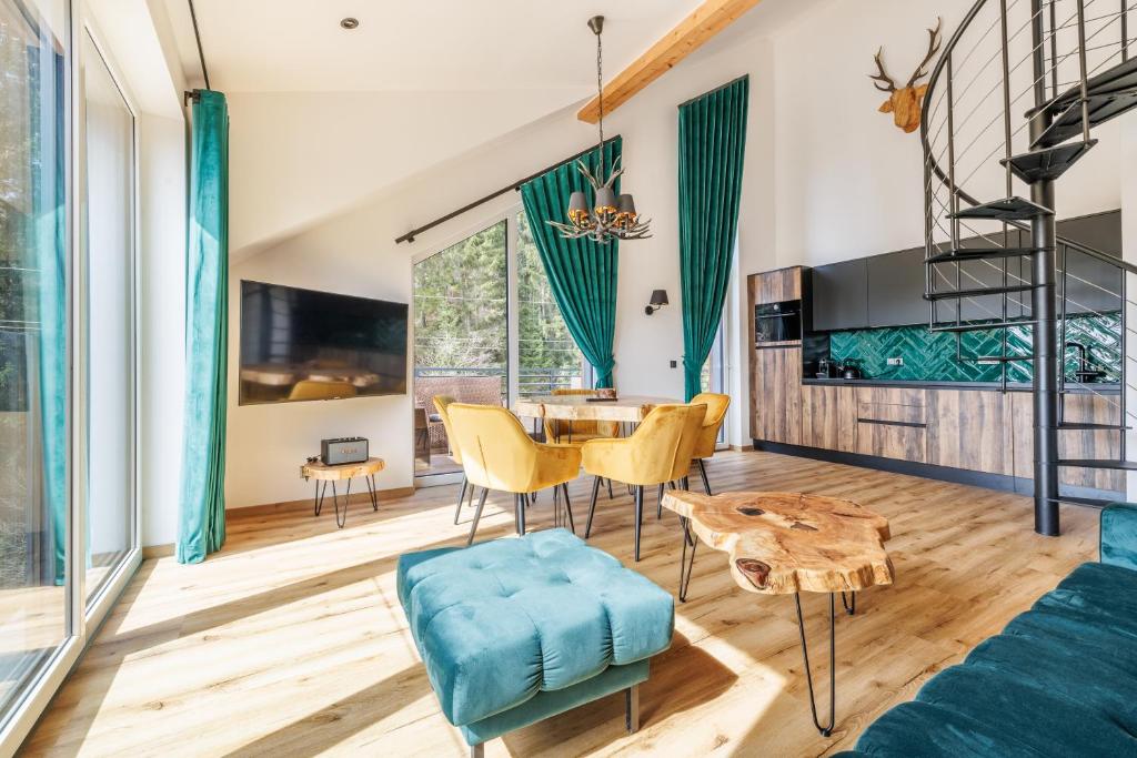 una sala de estar con una mesa y un sofá en DearDeer apartmán s terasou, en Železná Ruda