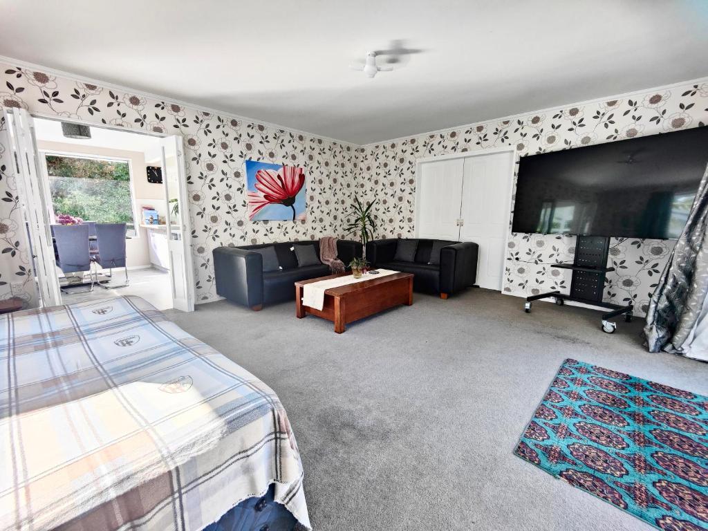 big sale was 258 now from 138 for 2or3 bedrooms - Resim 9