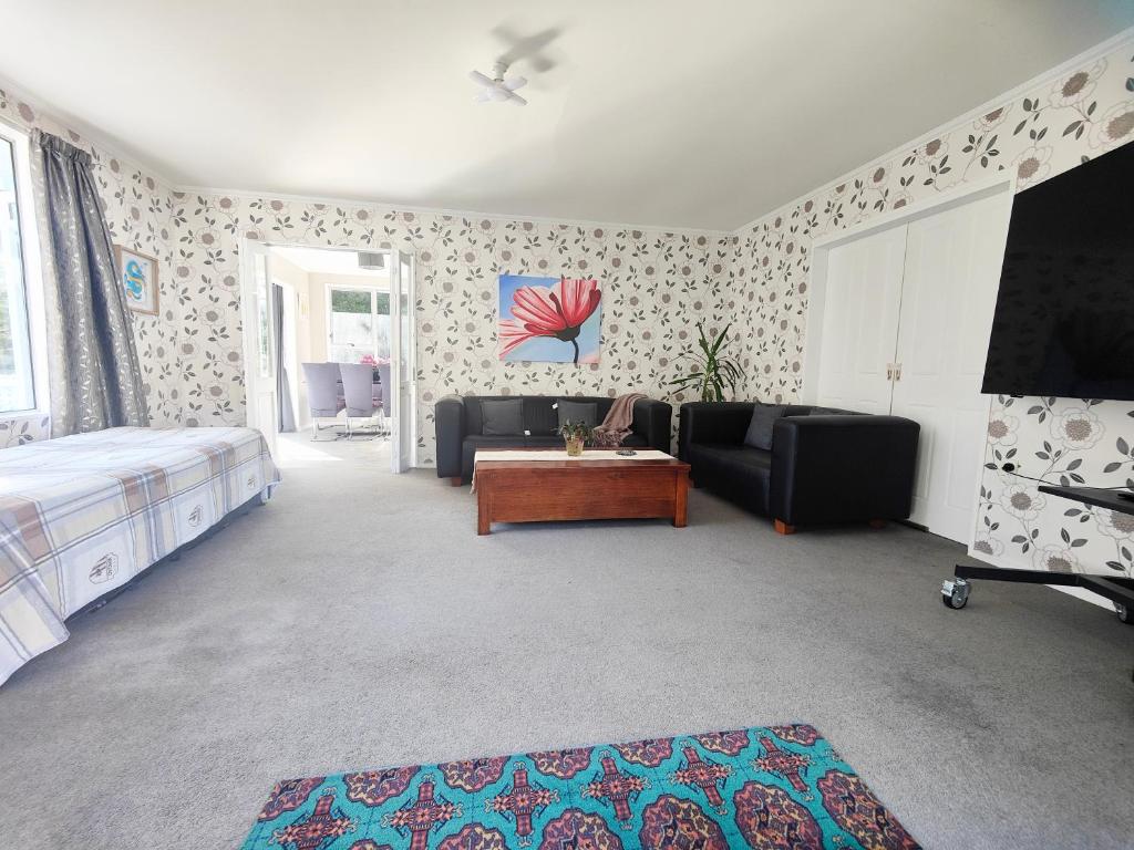 big sale was 258 now from 138 for 2or3 bedrooms - Resim 7