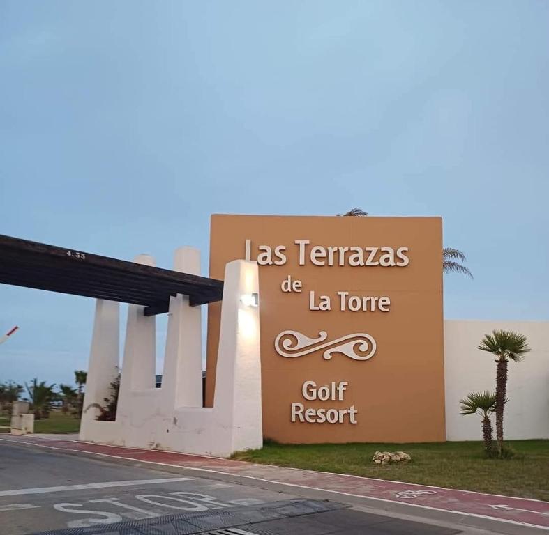 a sign for the las temas die iguana golf resort at Casa Émir in Roldán