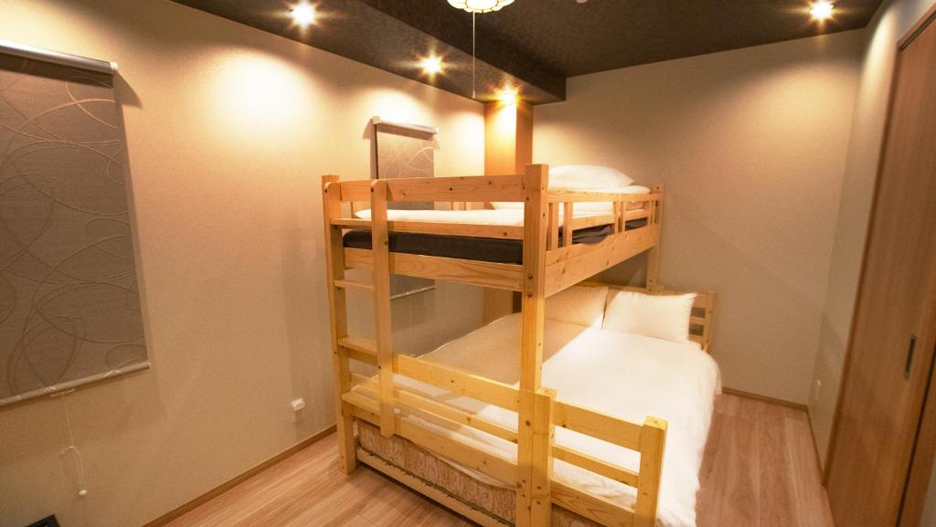 Postel nebo postele na pokoji v ubytování お宿寧々羽田 OyadoNene穴守稲荷駅15秒羽田空港10分