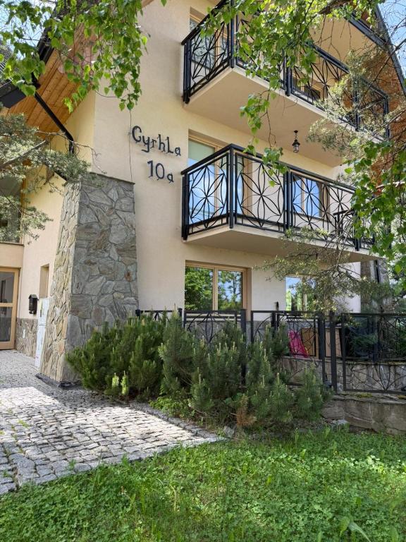 a building with a balcony on the side of it at Cyrhla przy szlaku in Zakopane