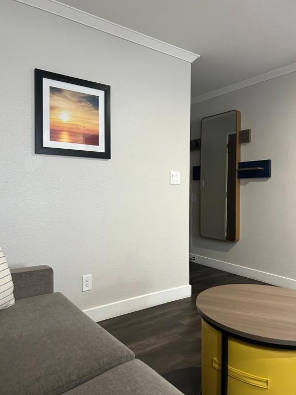 Econo Lodge Inn & Suites Santa Rosa South photo
