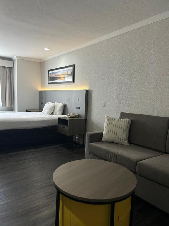 Econo Lodge Inn & Suites Santa Rosa South photo