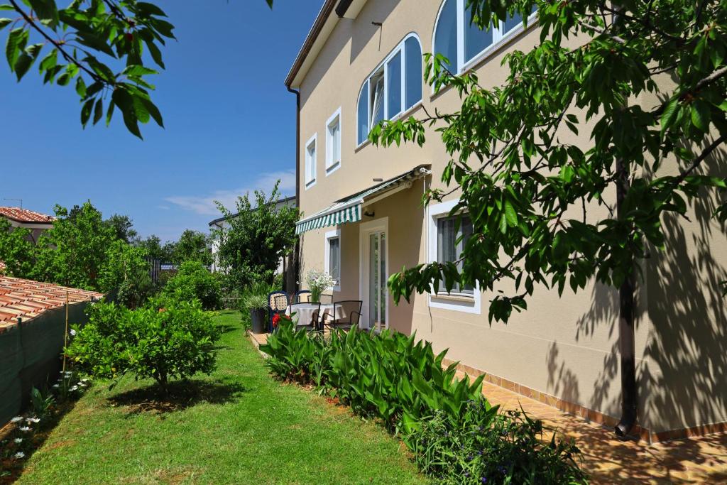 widok na dom z ogrodu w obiekcie BOŽICA House with apartments w mieście Murine