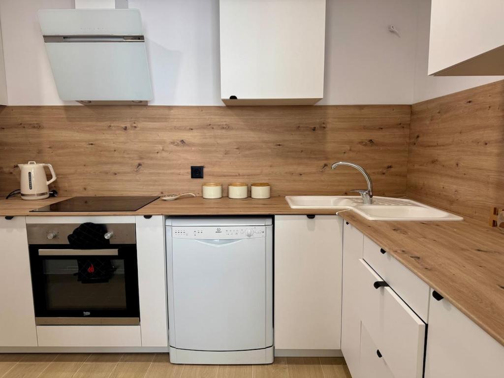 Køkken eller tekøkken på Modern Apt by Beach & Old Town with pool