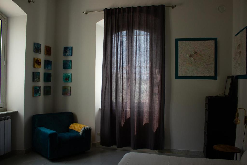Posezení v ubytování Caligo B&B stanza privata in villa d'epoca con giardino e vista mare