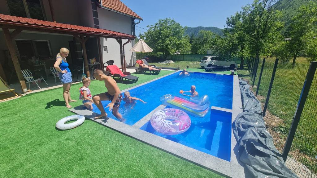 Bazén v ubytování Vila MM Boračko jezero nebo v jeho okolí
