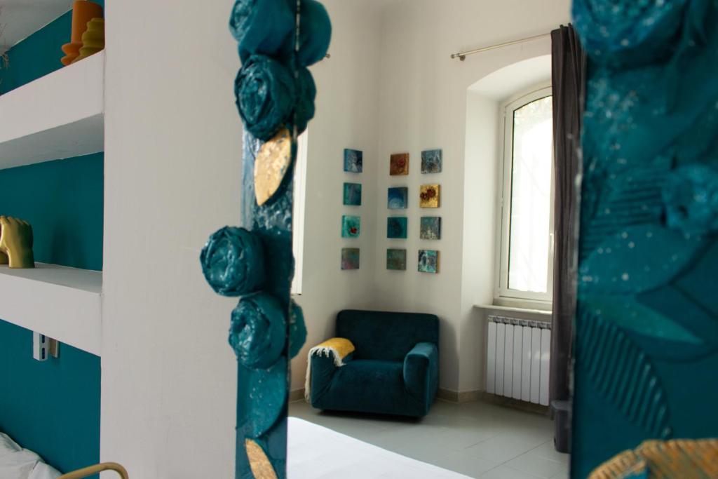 Posezení v ubytování Caligo B&B stanza privata in villa d'epoca con giardino e vista mare