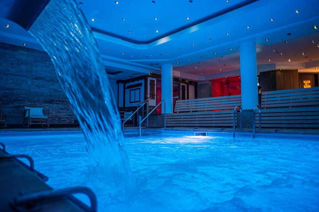 Piscina de la sau aproape de Hotel Carpathia