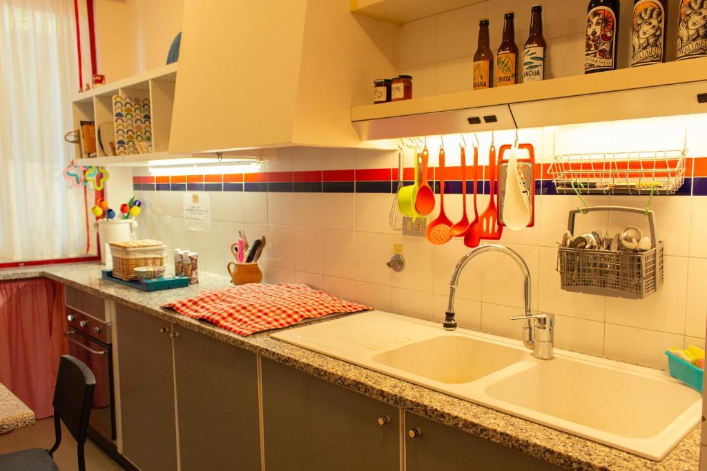Kuchyň nebo kuchyňský kout v ubytování Caligo B&B stanza privata in villa d'epoca con giardino e vista mare