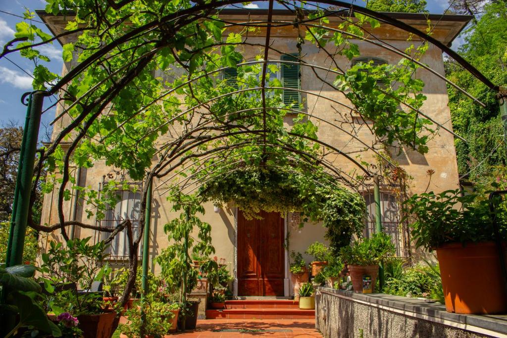 Zahrada ubytování Caligo B&B stanza privata in villa d'epoca con giardino e vista mare