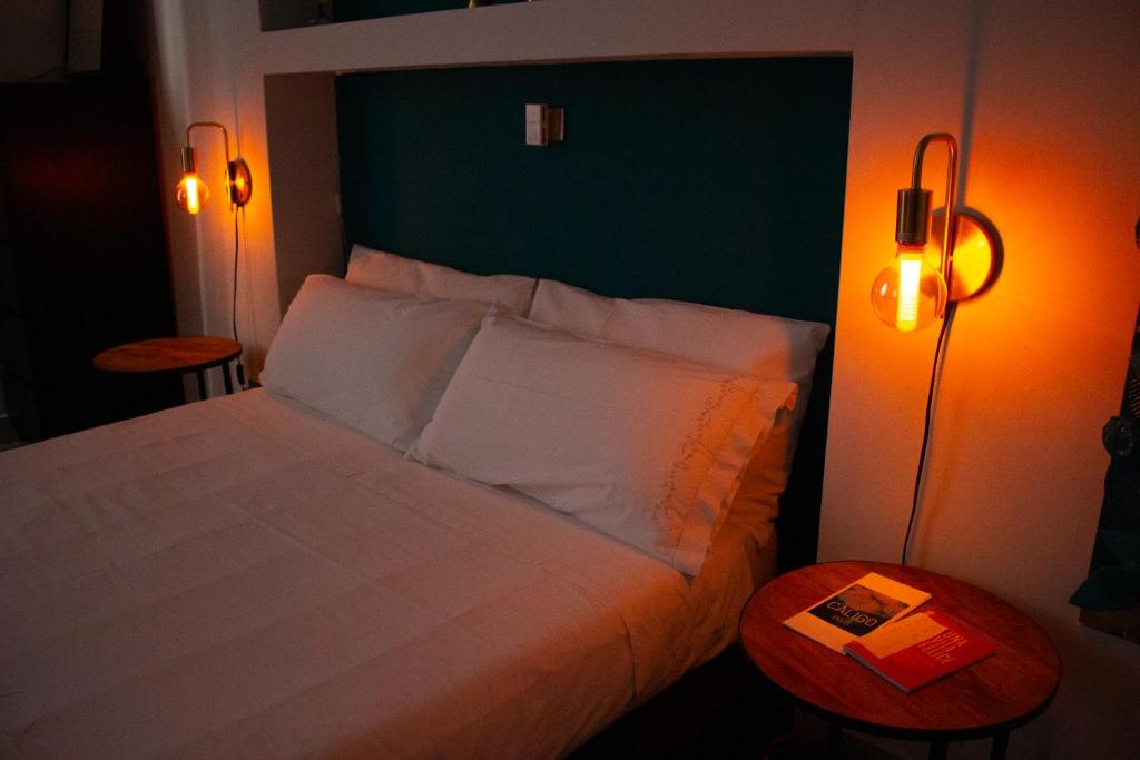 Postel nebo postele na pokoji v ubytování Caligo B&B stanza privata in villa d'epoca con giardino e vista mare