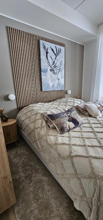 Кровать или кровати в номере Lux Lapland Gielas Utsuvaara Levi