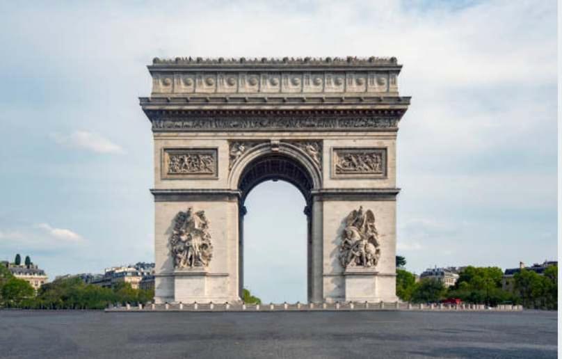Un gran monumento con estatuas encima. en Charming flat in the heart of Paris, en París