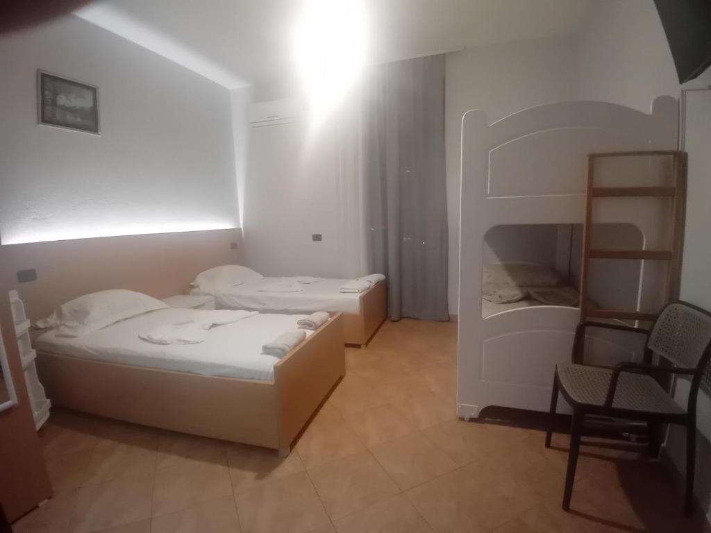 Postel nebo postele na pokoji v ubytování Zina Rooms 1 minute away from the beach