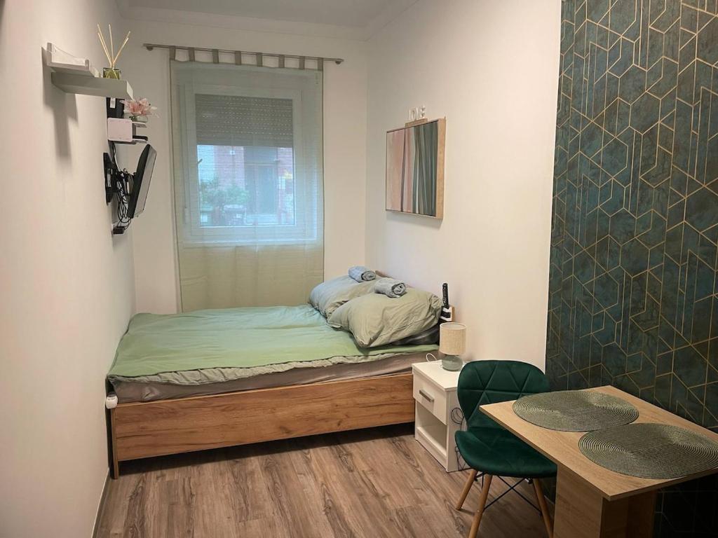 Postel nebo postele na pokoji v ubytování Szeri Szállás Szeged