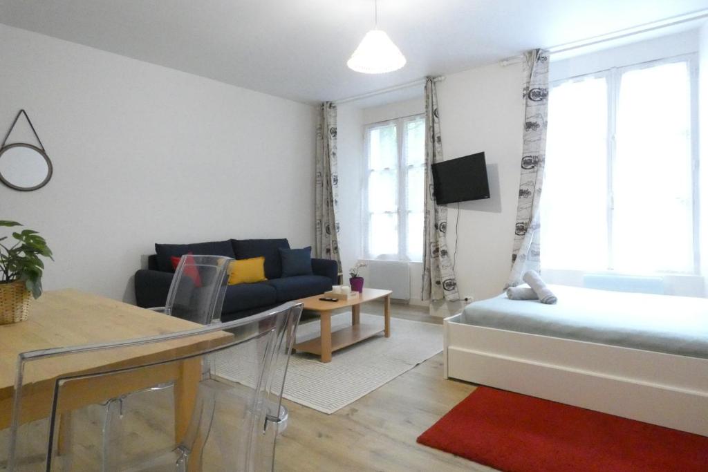 un salon avec un canapé et une table dans l'établissement Marechal Joffre Central near train station, à Nantes