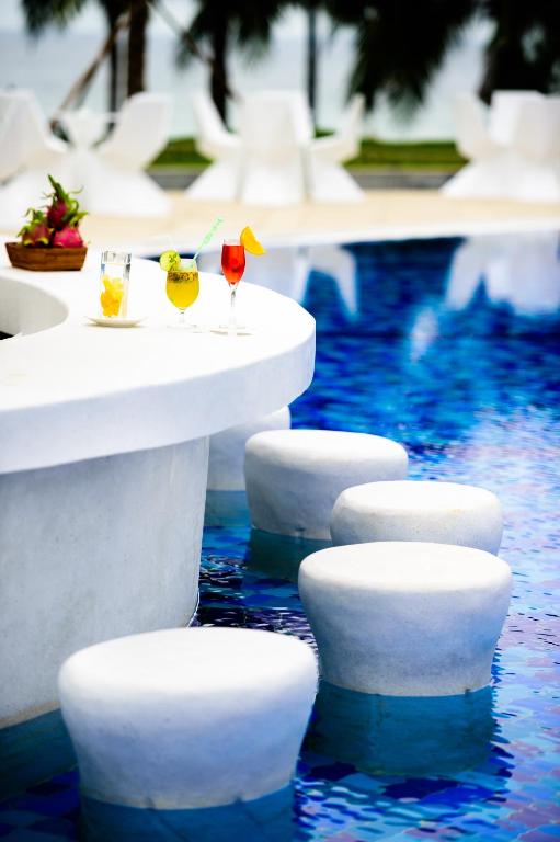 Bazén v ubytování Grand Tourane Hotel Da Nang nebo v jeho okolí