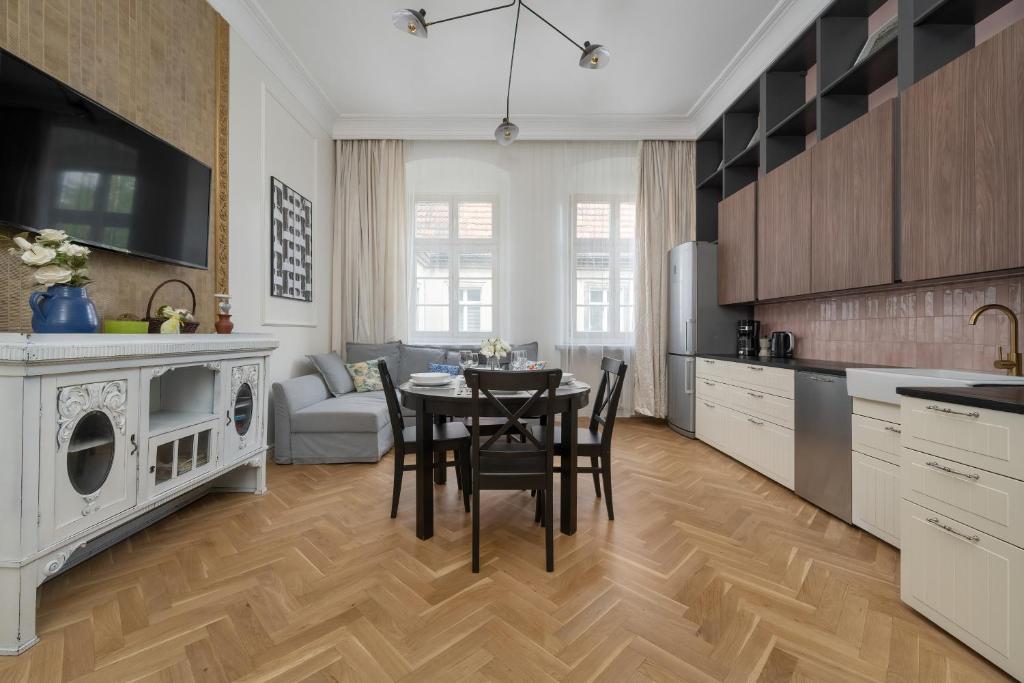 Kuchyňa alebo kuchynka v ubytovaní Exclusive Old Town Apartment by Noclegi Renters
