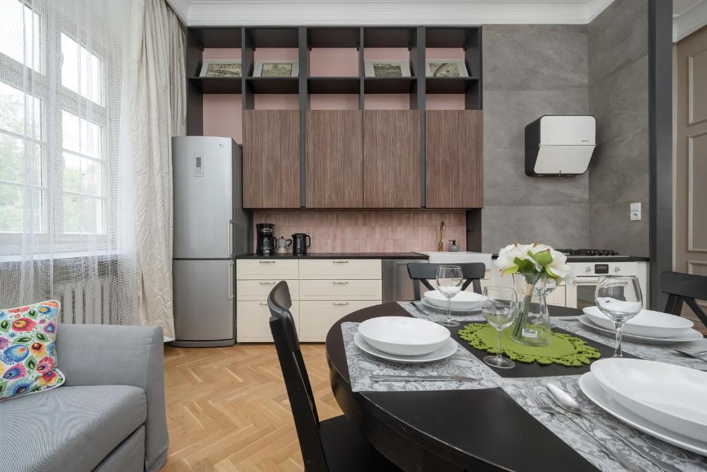 Kuchyňa alebo kuchynka v ubytovaní Exclusive Old Town Apartment by Noclegi Renters