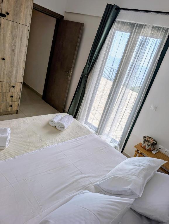 Postel nebo postele na pokoji v ubytování Anemar Lefkada