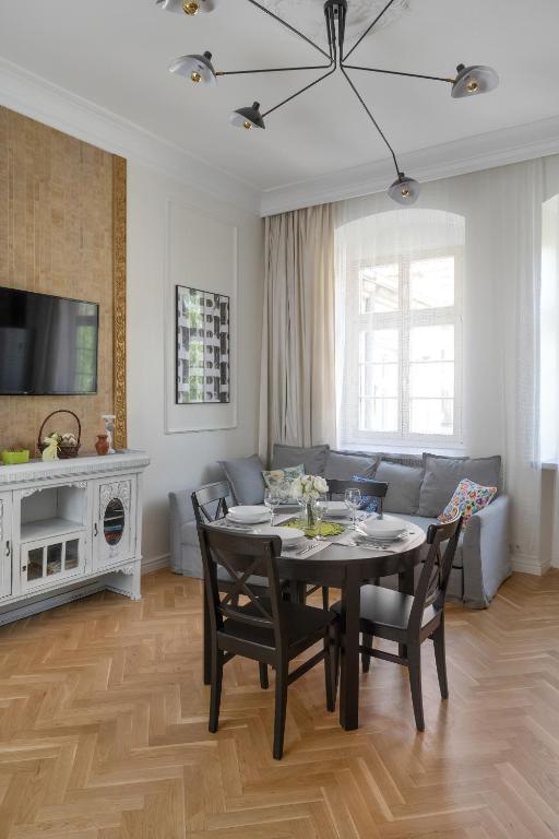 Televízia a/alebo spoločenská miestnosť v ubytovaní Exclusive Old Town Apartment by Noclegi Renters