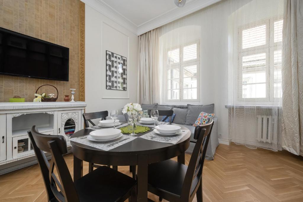 Televízia a/alebo spoločenská miestnosť v ubytovaní Exclusive Old Town Apartment by Noclegi Renters