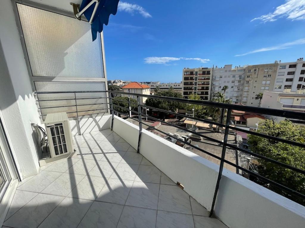 un balcon avec vue sur une ville dans l'établissement Studio à 5 minutes de la mer, à Drammont